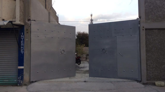 Fabricación y automatización de portón medieval